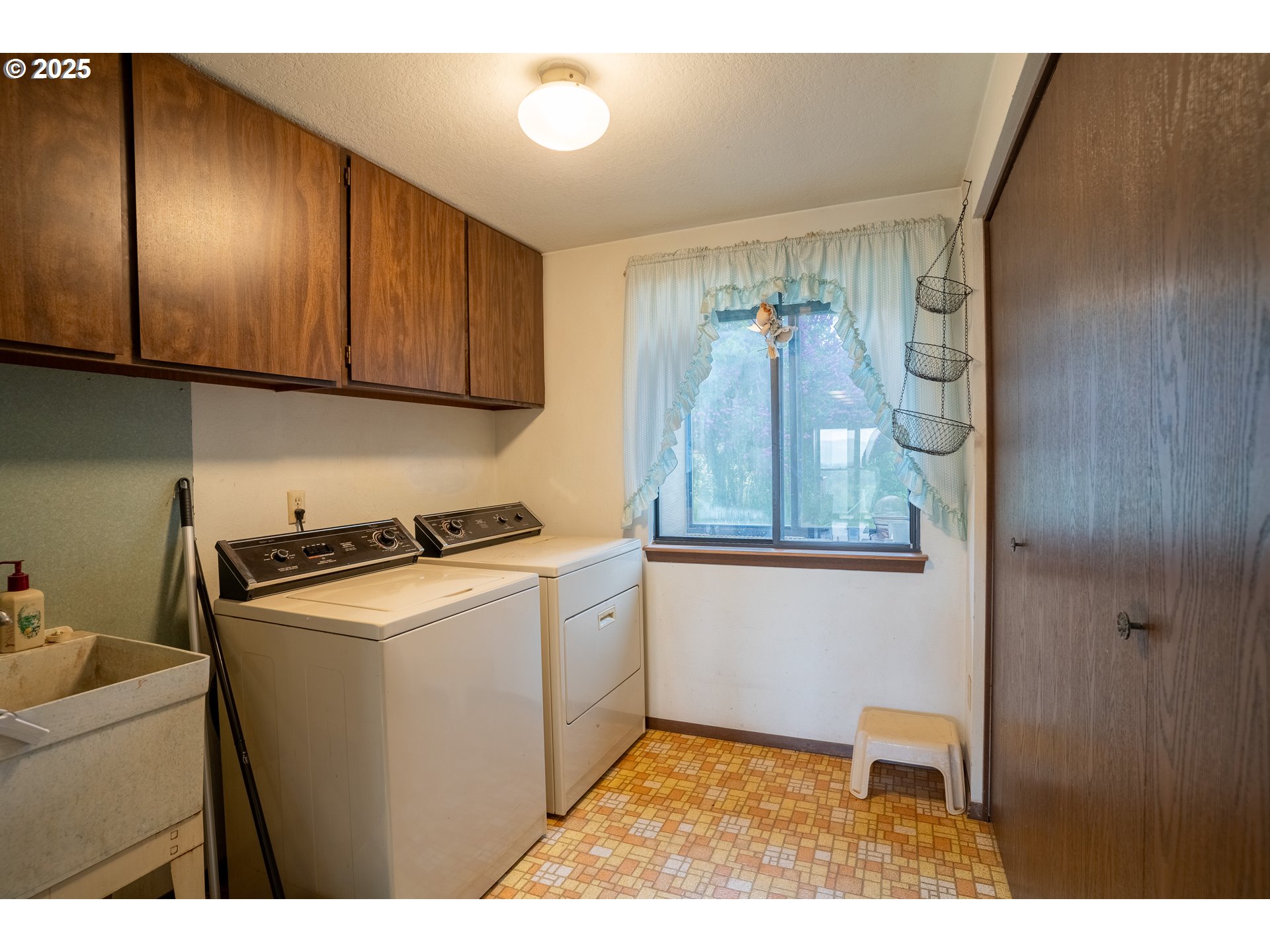 47433 Slaughterhouse Road Halfway, OR 97834 - Photo 14 of 16 a utility room with closet dryer and washer