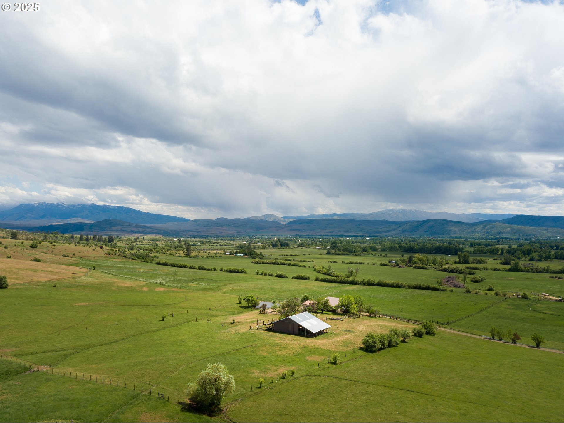 47433 Slaughterhouse Road Halfway, OR 97834 - Photo 10 of 16 a view of an ocean and a houses