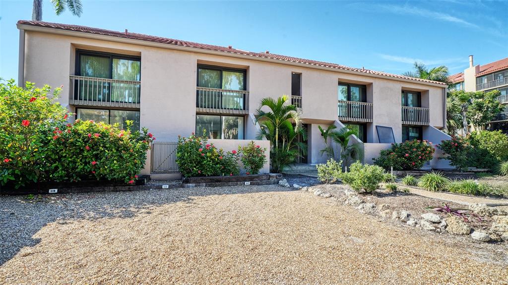 117 Pass Key Road, Unit 117 Sarasota, FL 34242 - Photo 7 of 59 a front view of a house with garden