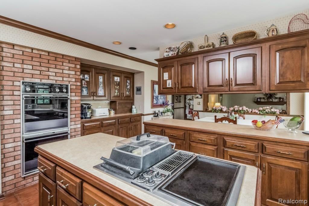 355 Olivewood Court Rochester, MI 48306 - Photo 14 of 61 014-Kitchen-1835651-medium.jpg