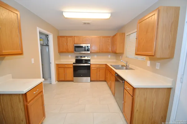 $1,950 | 241 Stampede, Schertz, TX 78154