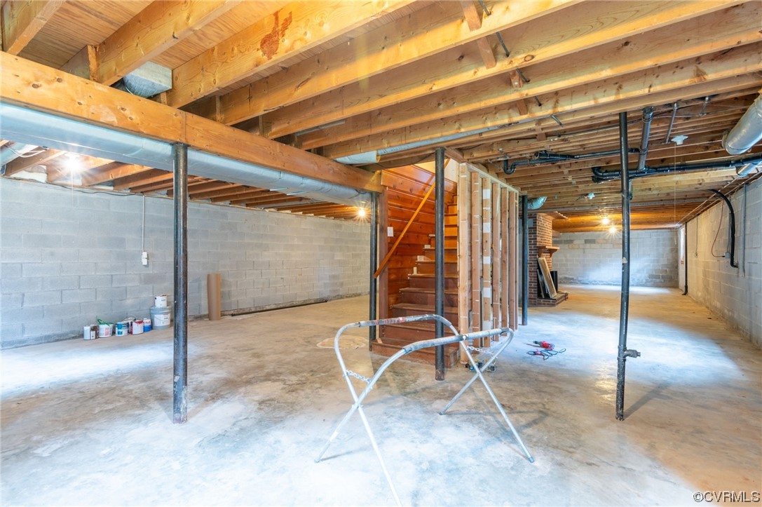 7000 Venable Road Kents Store, VA 23084 - Photo 25 of 45 a view of a indoor garage