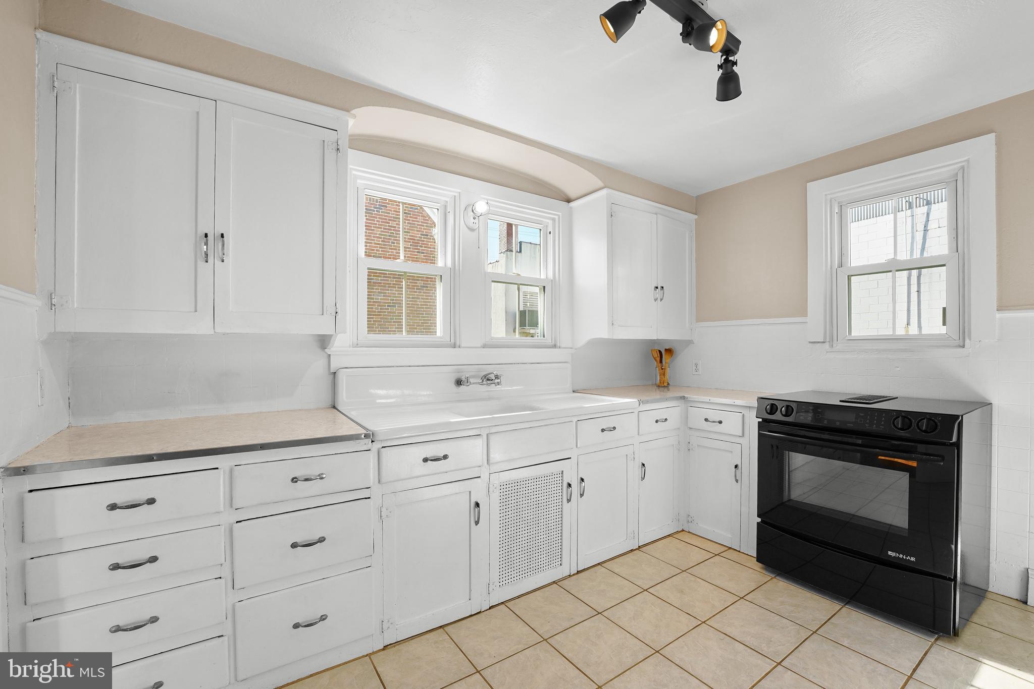 10 North Walnut Street Rising Sun, MD 21911 - Photo 15 of 32 Kitchen with Jenn Air range
