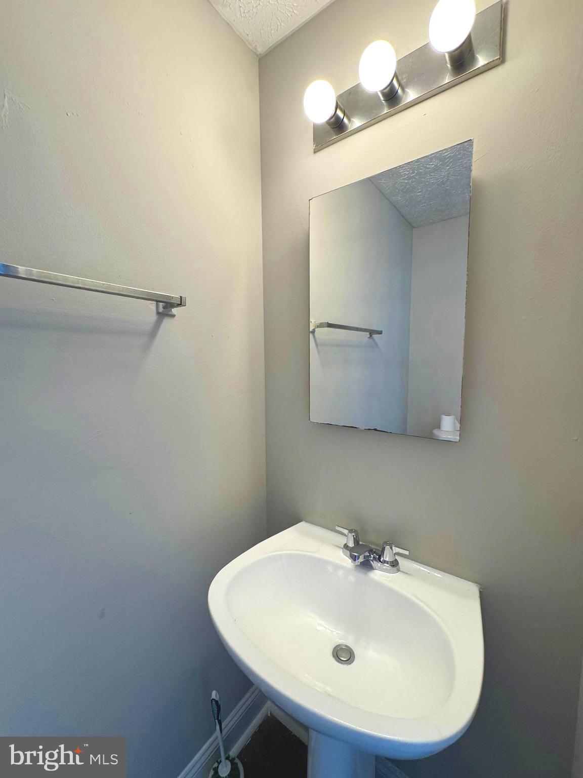 3615 Wharf Lane Triangle, VA 22172 - Photo 16 of 23 a bathroom with a sink and a mirror