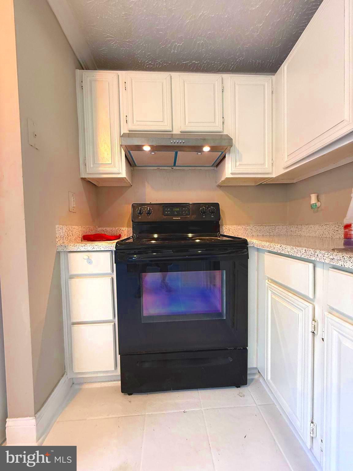 3615 Wharf Lane Triangle, VA 22172 - Photo 4 of 23 a kitchen with stainless steel appliances granite countertop a stove and a refrigerator