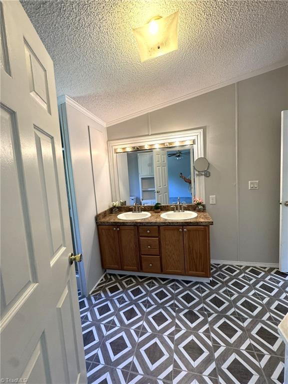 3028 Quaker Church Road Pinnacle, NC 27043 - Photo 16 of 33 Primary Bath