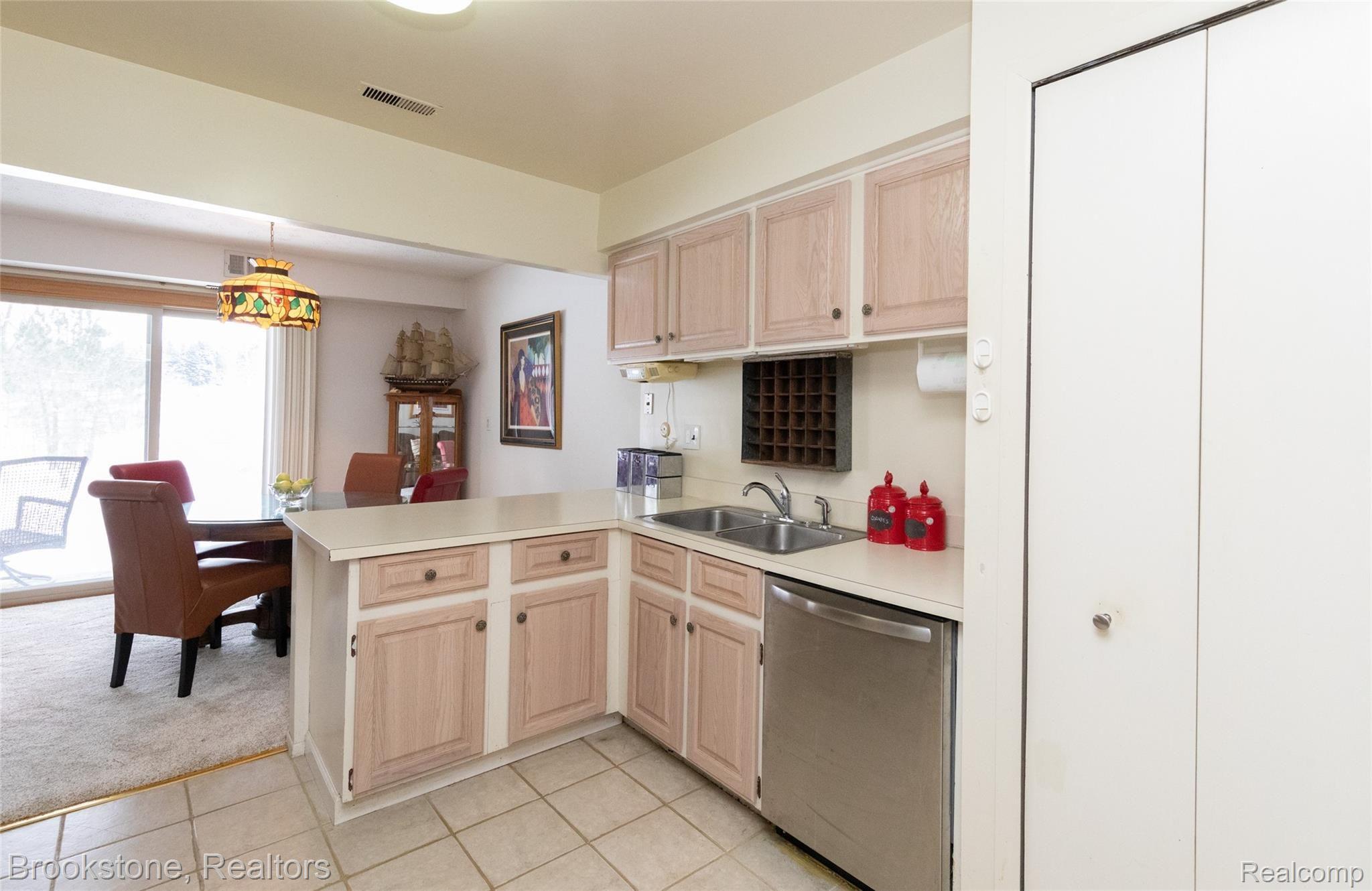 1677 Riverside Drive, Unit 13 Rochester, MI 48309 - Photo 11 of 21 Plenty of Counter Space for cooking!