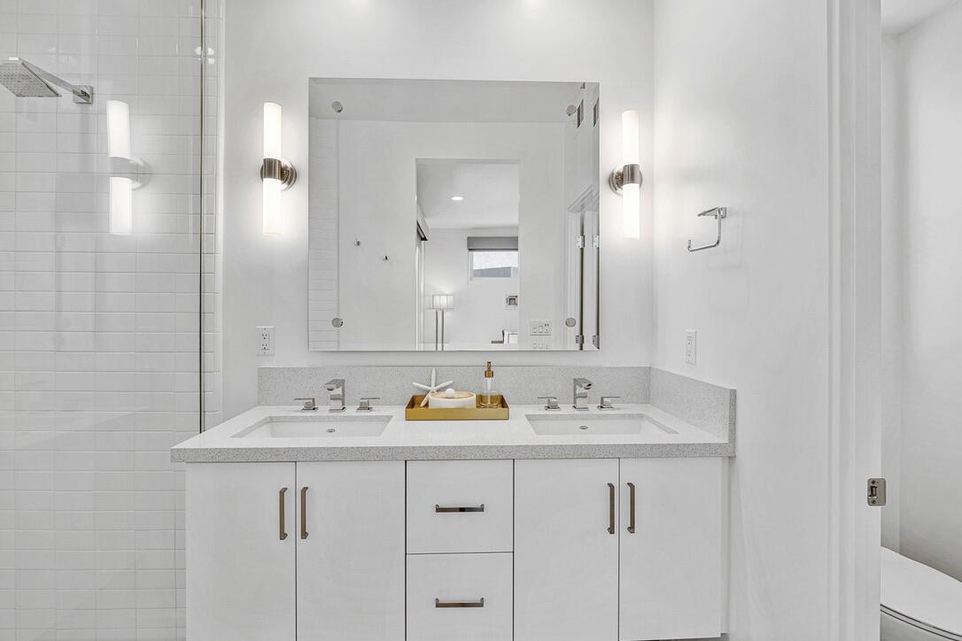 489 Beacon Way Palm Springs, CA 92262 - Photo 24 of 35 a bathroom with a sink and a mirror