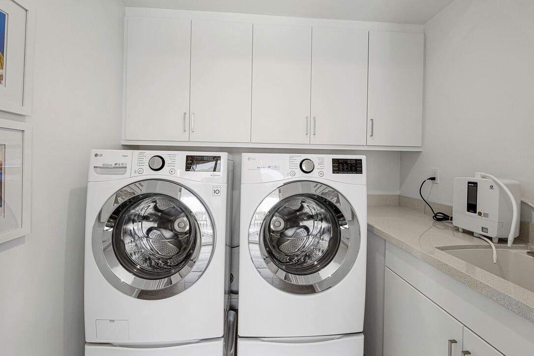 489 Beacon Way Palm Springs, CA 92262 - Photo 34 of 35 a utility room with dryer and washer