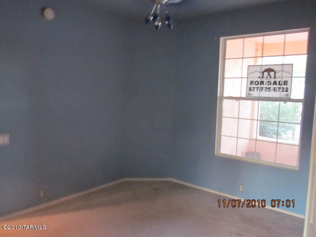 9920 North Stratton Saddle Trail Tucson, AZ 85742 - Photo 3 of 10 an empty room with a window