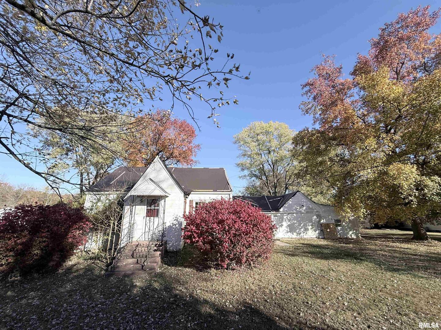 14322 North Memory Lane Mount Vernon, IL 62864 - Photo 1 of 19 a front view of a house with garden