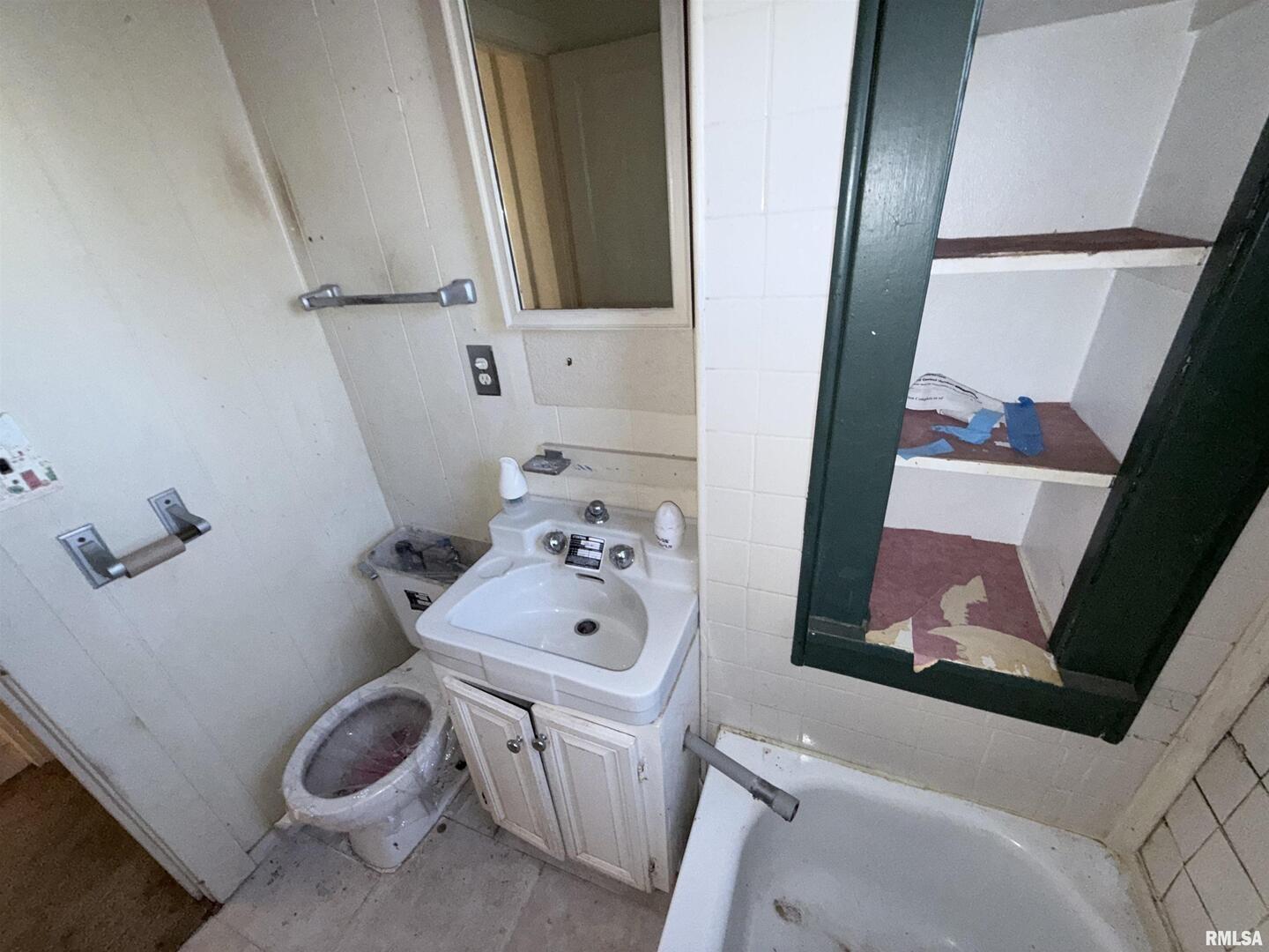 14322 North Memory Lane Mount Vernon, IL 62864 - Photo 17 of 19 a bathroom with a sink and toilet
