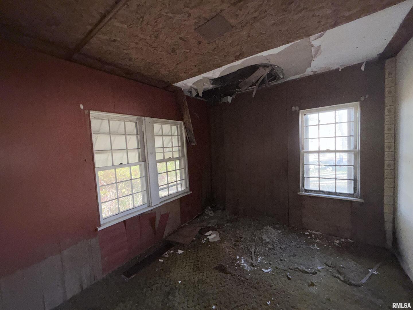 14322 North Memory Lane Mount Vernon, IL 62864 - Photo 18 of 19 an empty room with windows