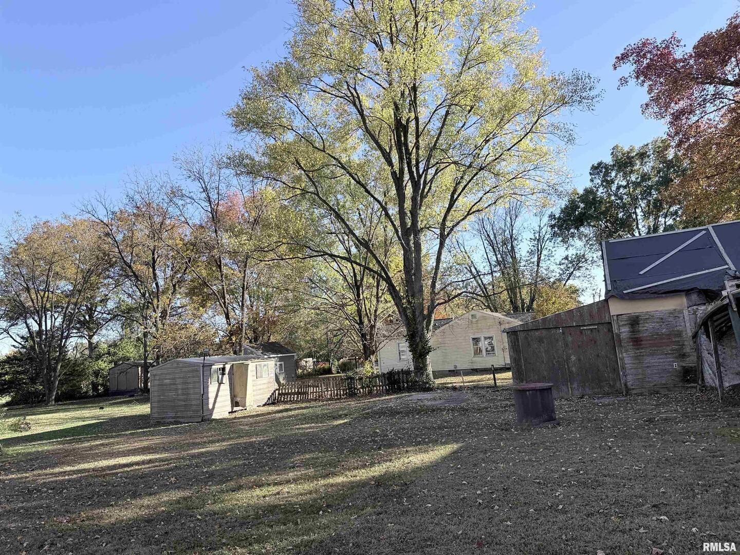 14322 North Memory Lane Mount Vernon, IL 62864 - Photo 2 of 19 a view of a house with a yard