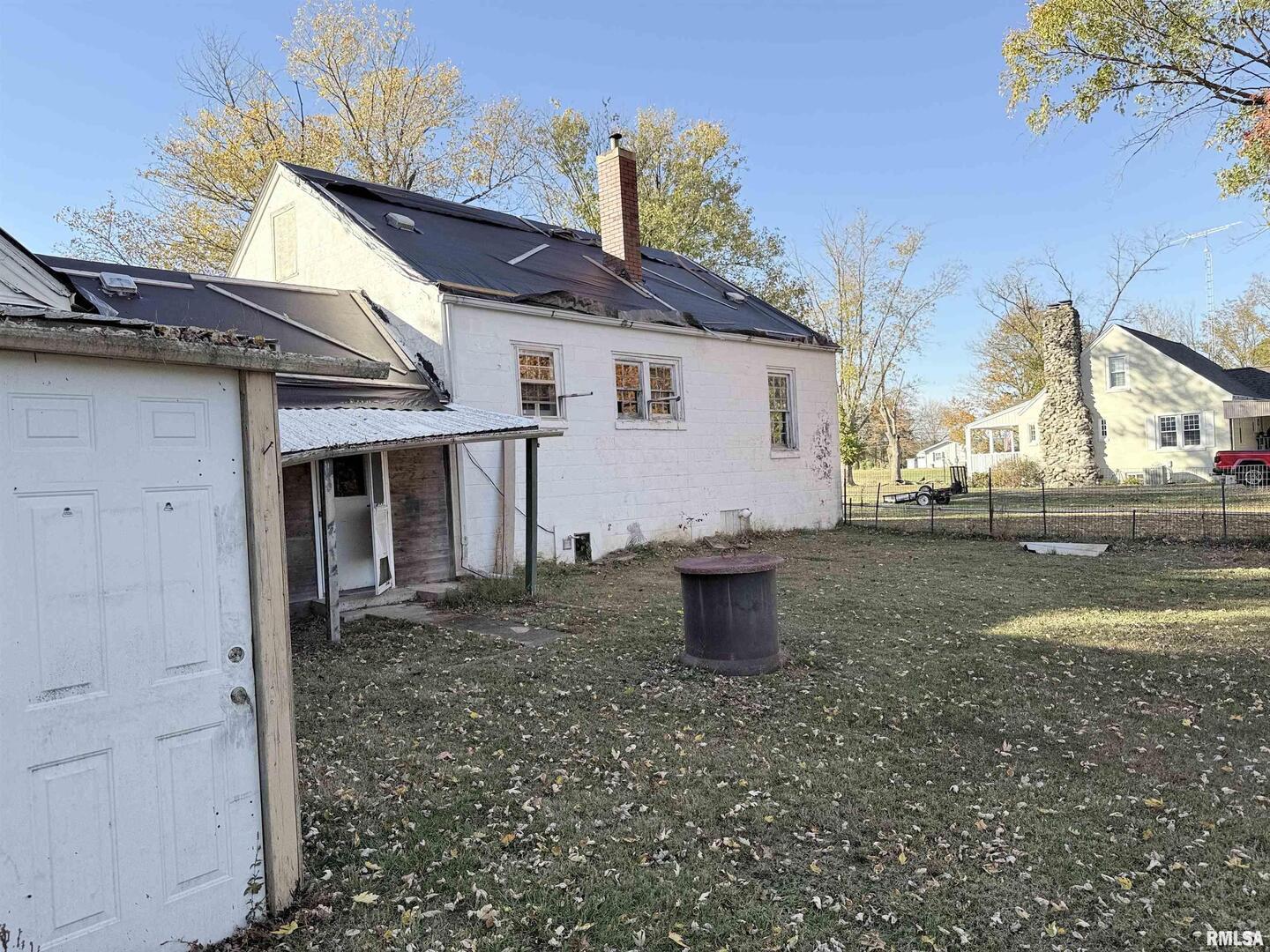 14322 North Memory Lane Mount Vernon, IL 62864 - Photo 5 of 19 a view of a house with backyard and sitting area