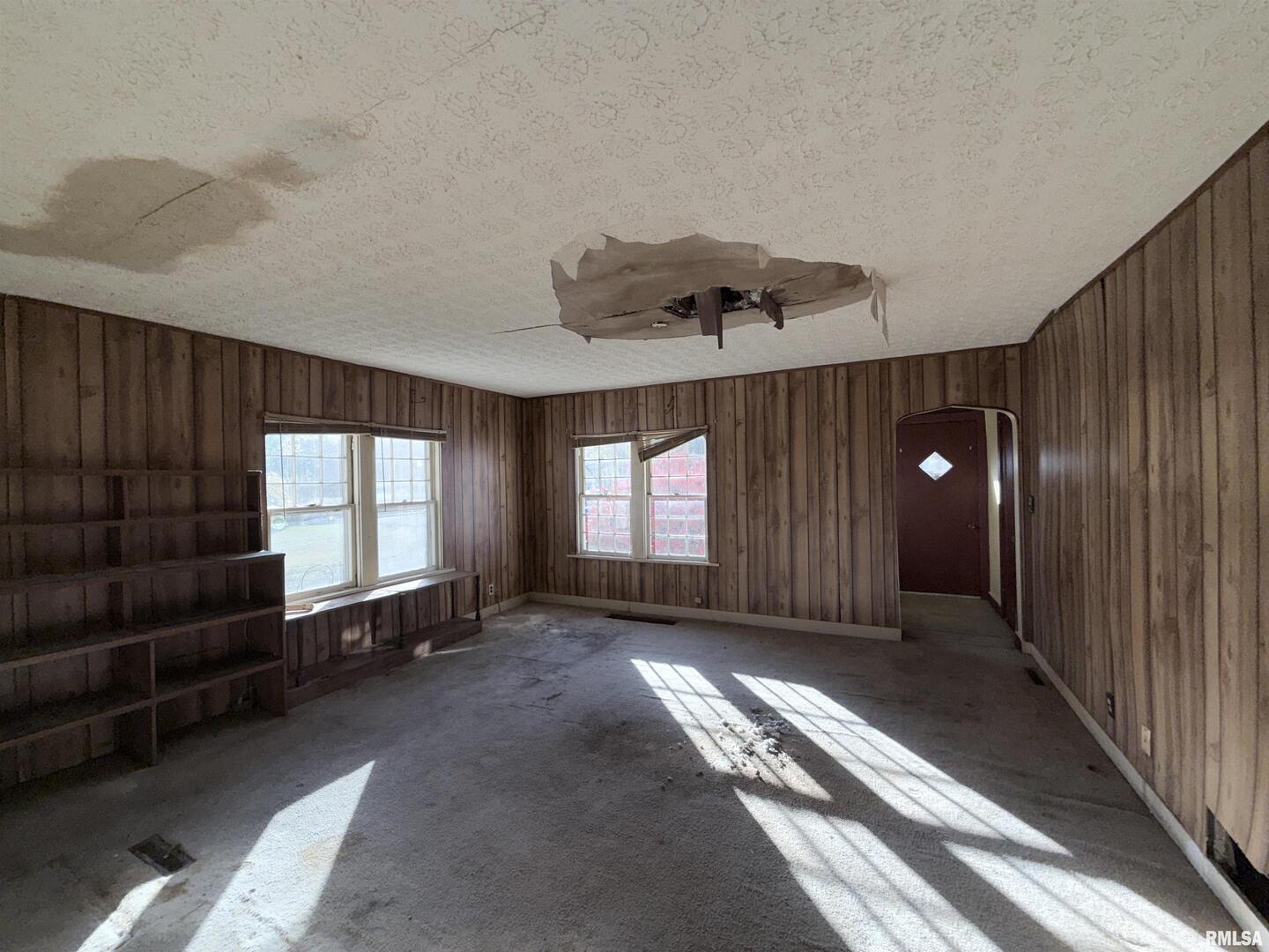 14322 North Memory Lane Mount Vernon, IL 62864 - Photo 9 of 19 an empty room with windows