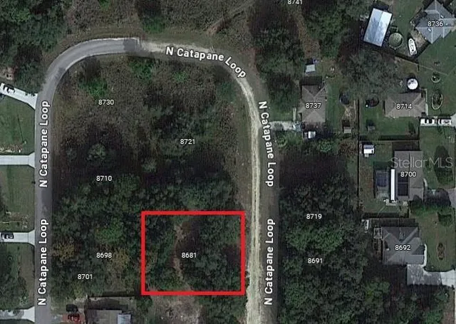 an outdoor view of house