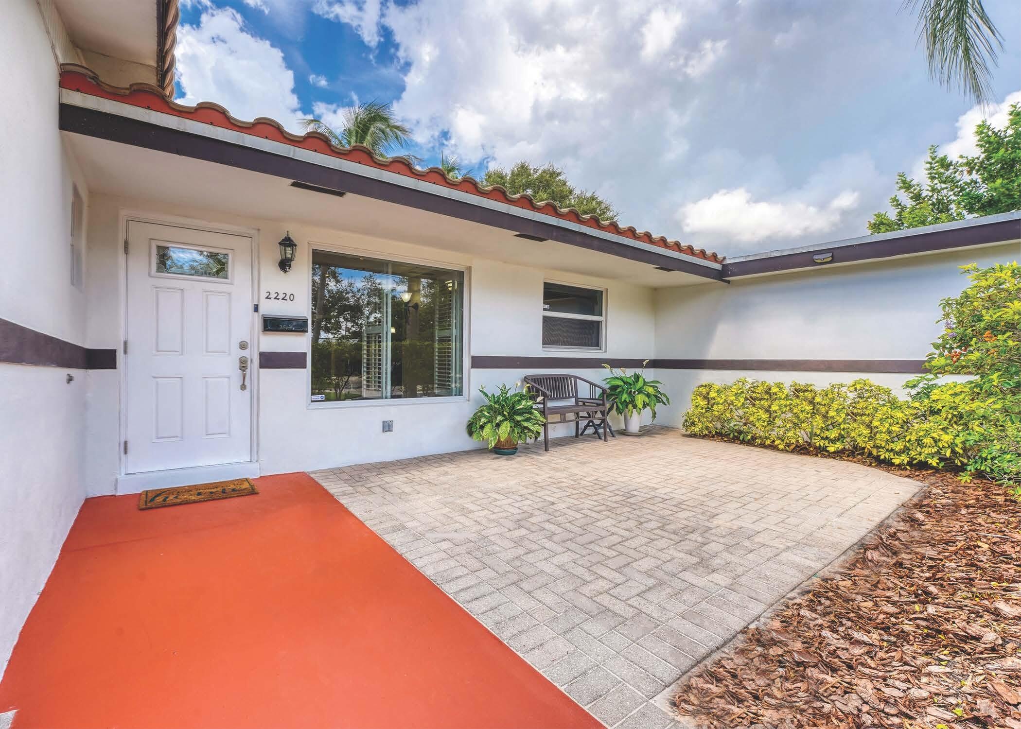 2220 Northeast 41st Street Lighthouse Point, FL 33064 - Photo 5 of 27 5 Front Patio Sideview
