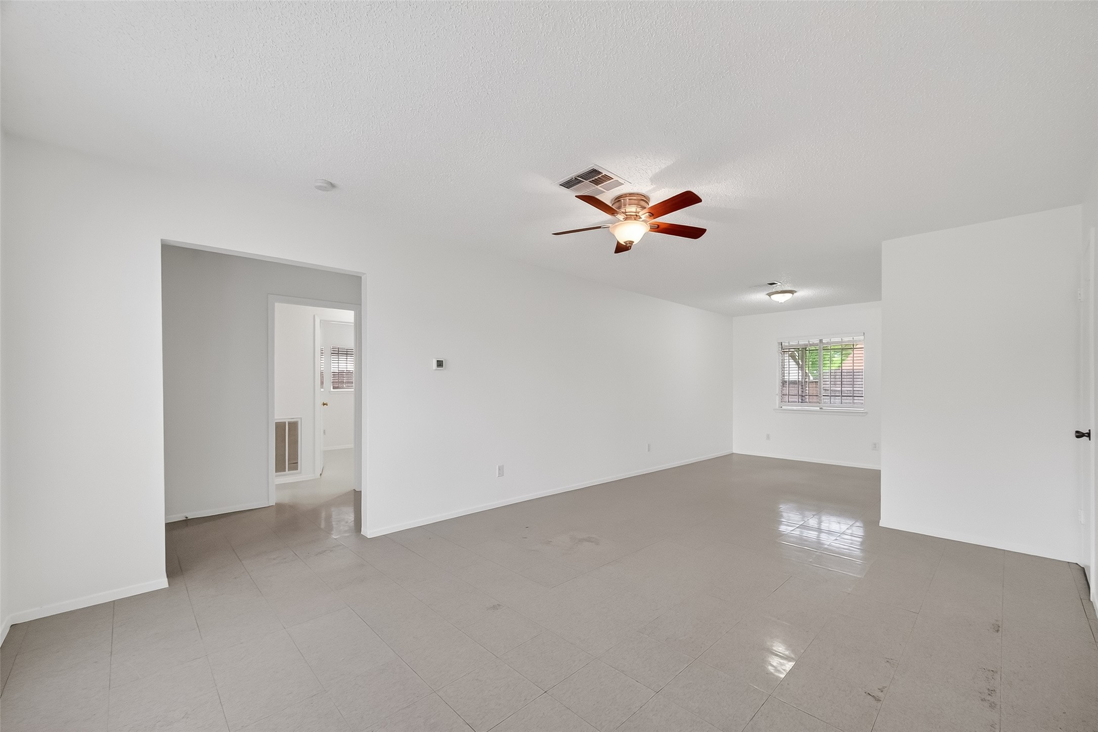 15022 Chipman Ln. Houston, TX 77060 - Photo 3 of 40 Breakfast/dining area