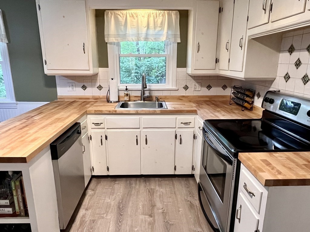 130 Greenleaf Avenue West Springfield, MA 01089 - Photo 5 of 30