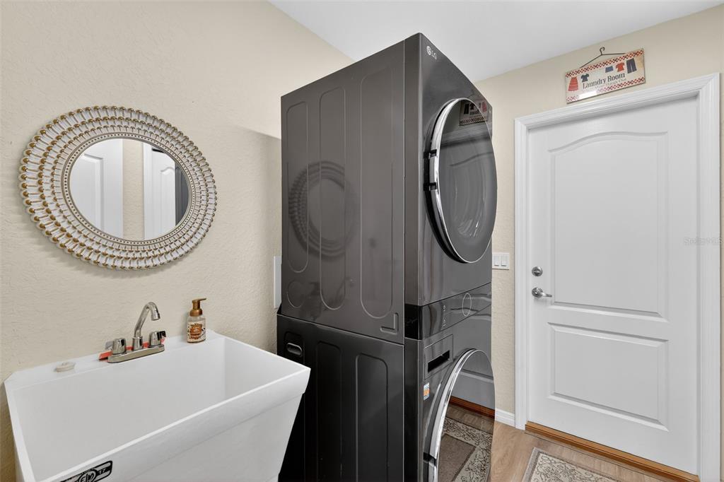 18168 Southwest 65th Loop Dunnellon, FL 34432 - Photo 21 of 26 a bathroom with a sink a mirror and a toilet