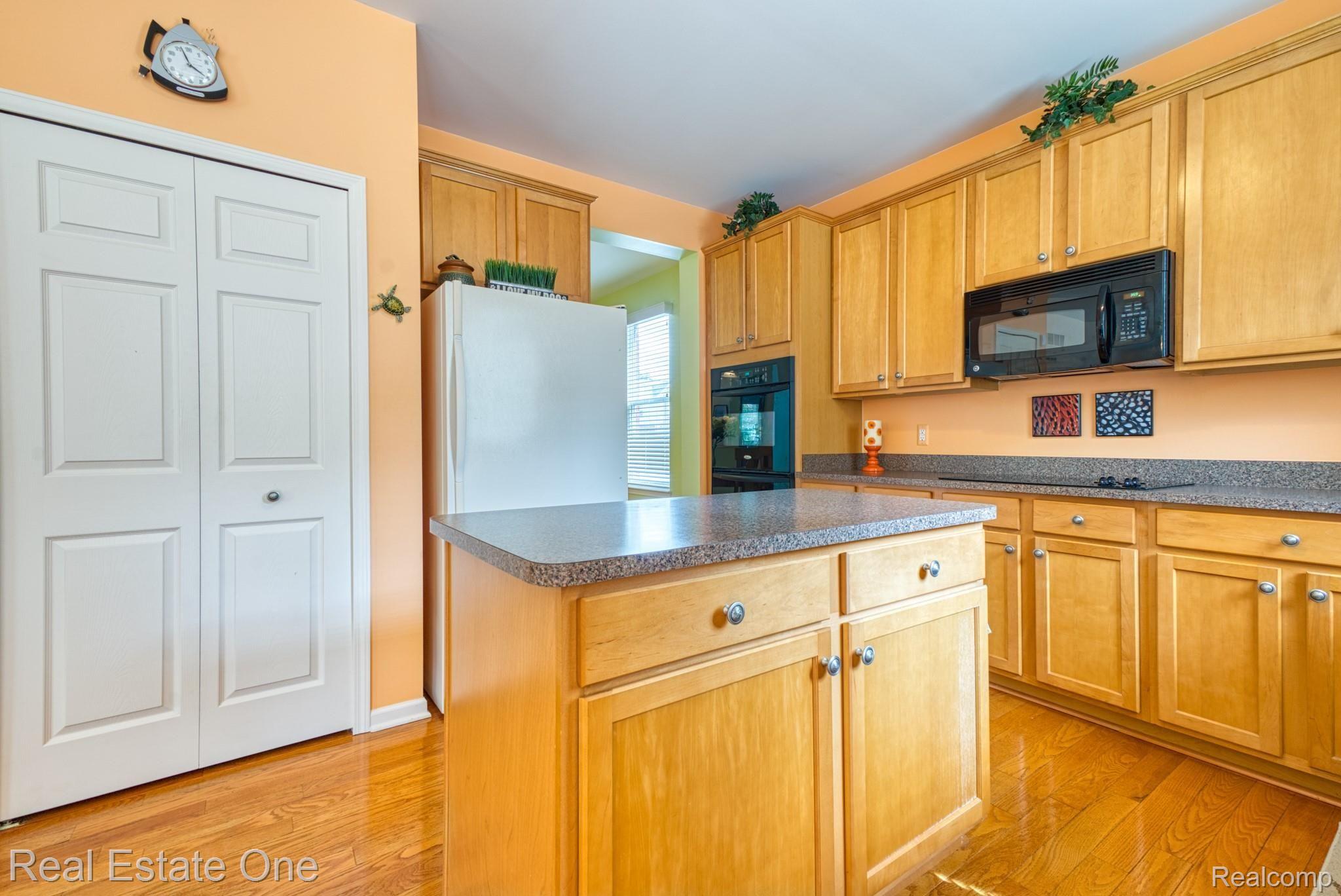 3370 Everett Drive Rochester, MI 48307 - Photo 6 of 36 DSC02429.jpg