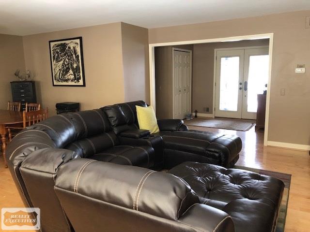 341 Lake Forest Road Rochester, MI 48309 - Photo 4 of 11 31372733-3.JPG