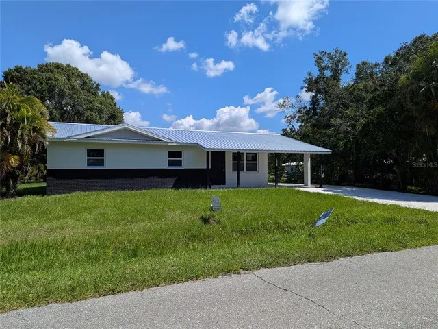 a view of a house with backyard and garden