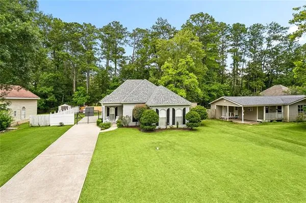 $320,000 | 225 Highland Drive, Mandeville, LA 70471