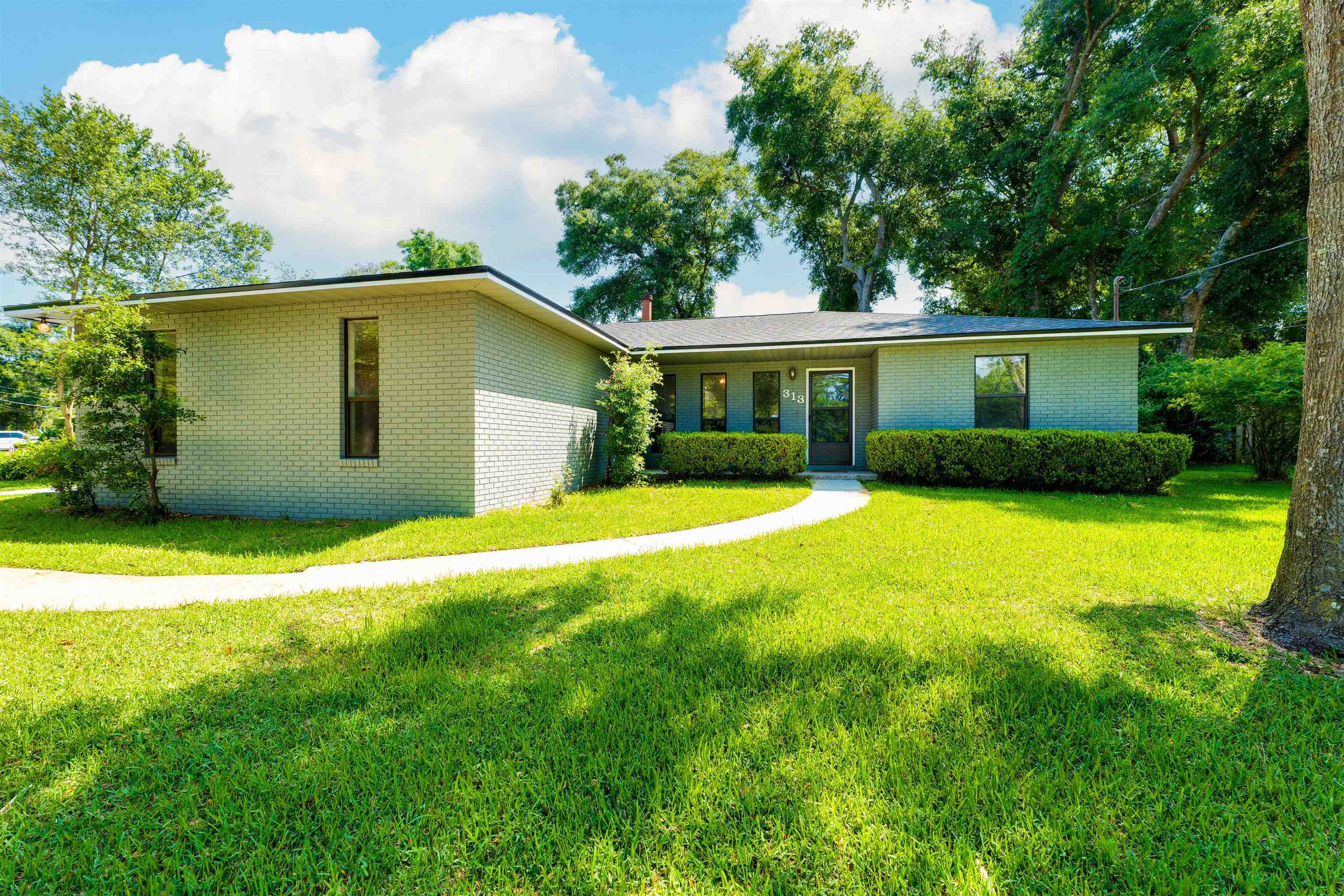 a view of a house with backyard and garden