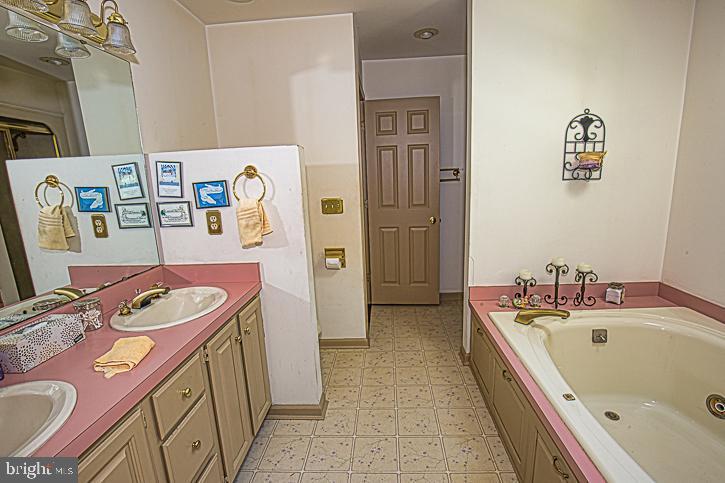 623 Douglas Road Salisbury, MD 21801 - Photo 34 of 64 Access to upstairs bath from hall and master
