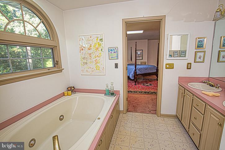 623 Douglas Road Salisbury, MD 21801 - Photo 35 of 64 Hall bath upstairs