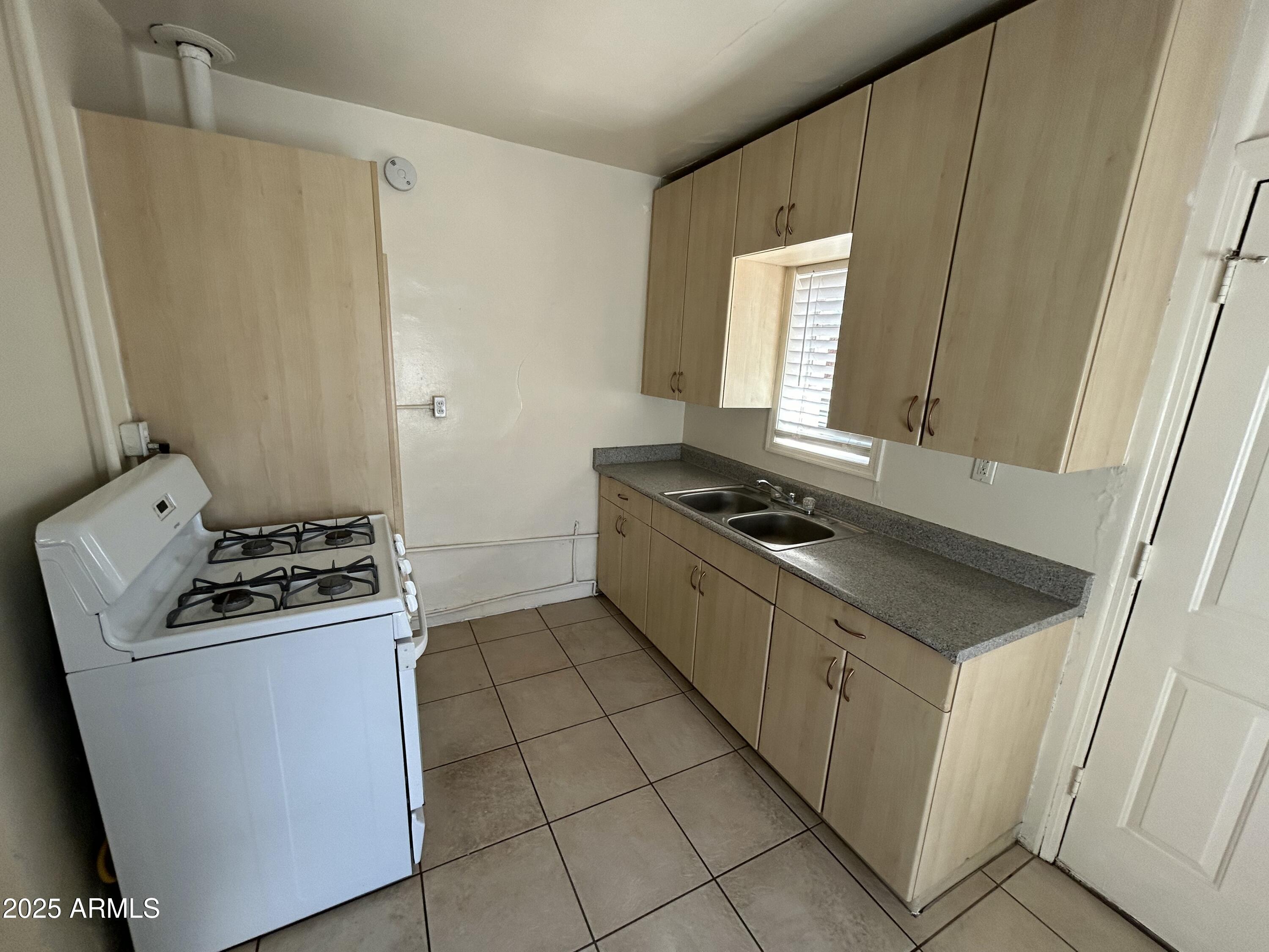 2620 North Stone Avenue Tucson, AZ 85705 - Photo 10 of 12 a kitchen with a stove and a microwave