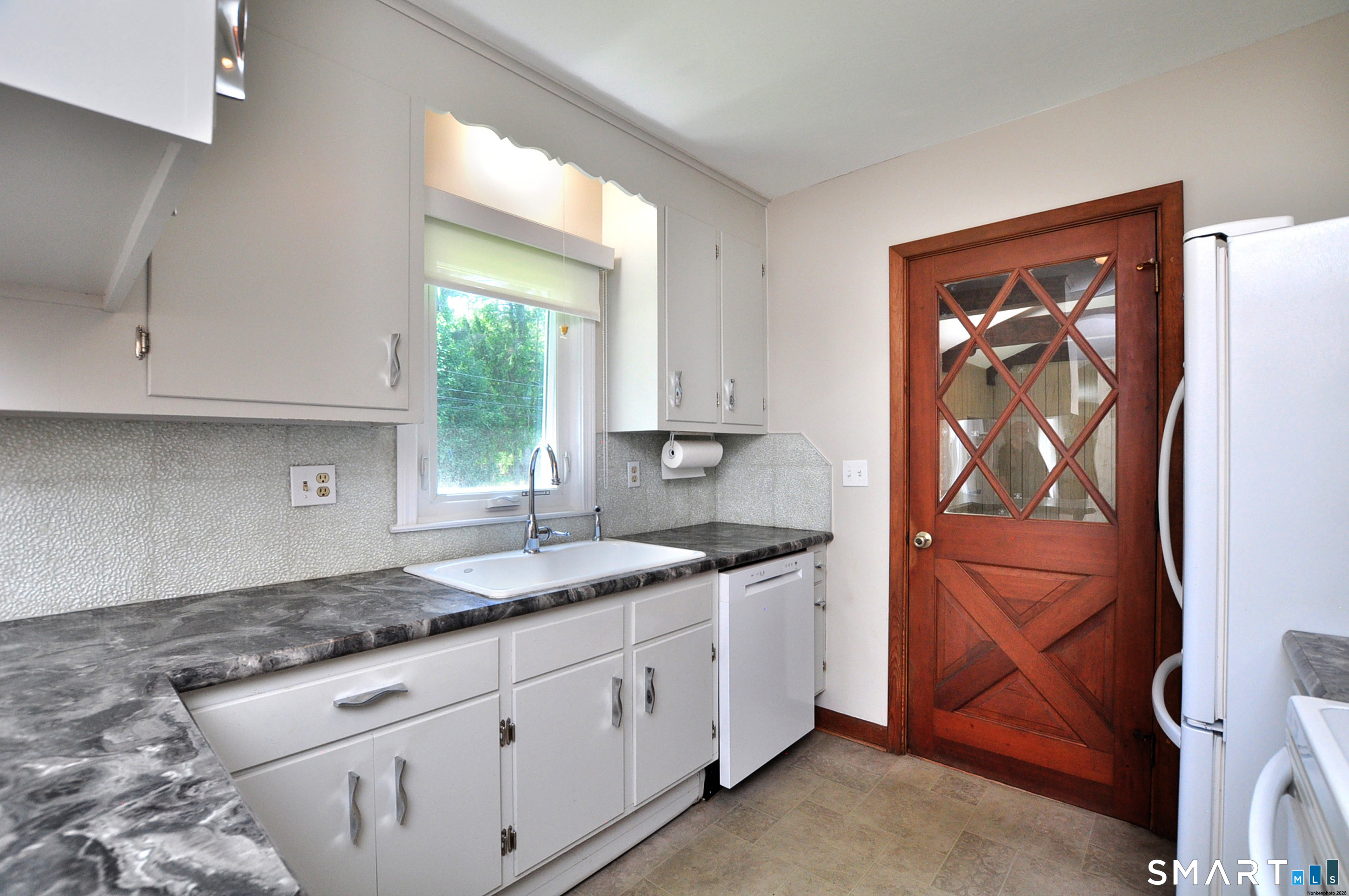 304 Rood Avenue Windsor, CT 06095 - Photo 9 of 36