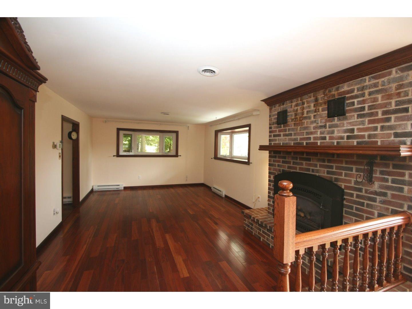 5500 Chelsea Road Aston, PA 19014 - Photo 3 of 25 Living Room