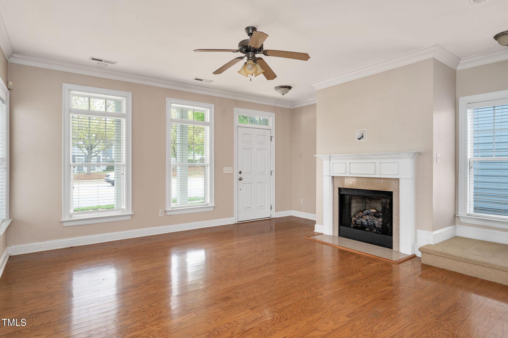 7819 ACC Boulevard Raleigh, NC 27617 - Photo 4 of 12 Livingroom