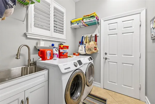 a view of a house with porch and garden