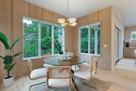 a large kitchen with kitchen island a large island in it