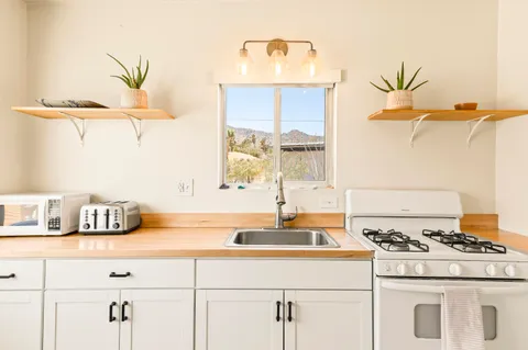 $699,000 | 8669 Vía Rocosa, Joshua Tree, CA 92252
