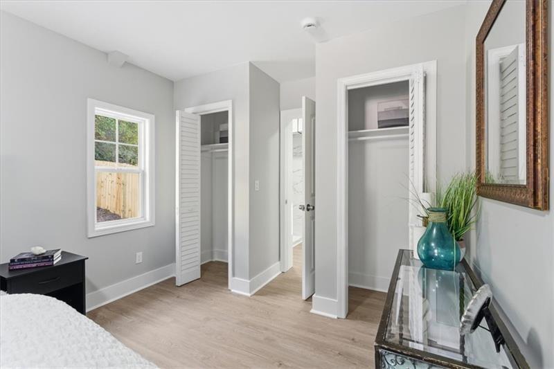 4015 Moffat Court Decatur, GA 30035 - Photo 16 of 34 a living room with furniture and a potted plant