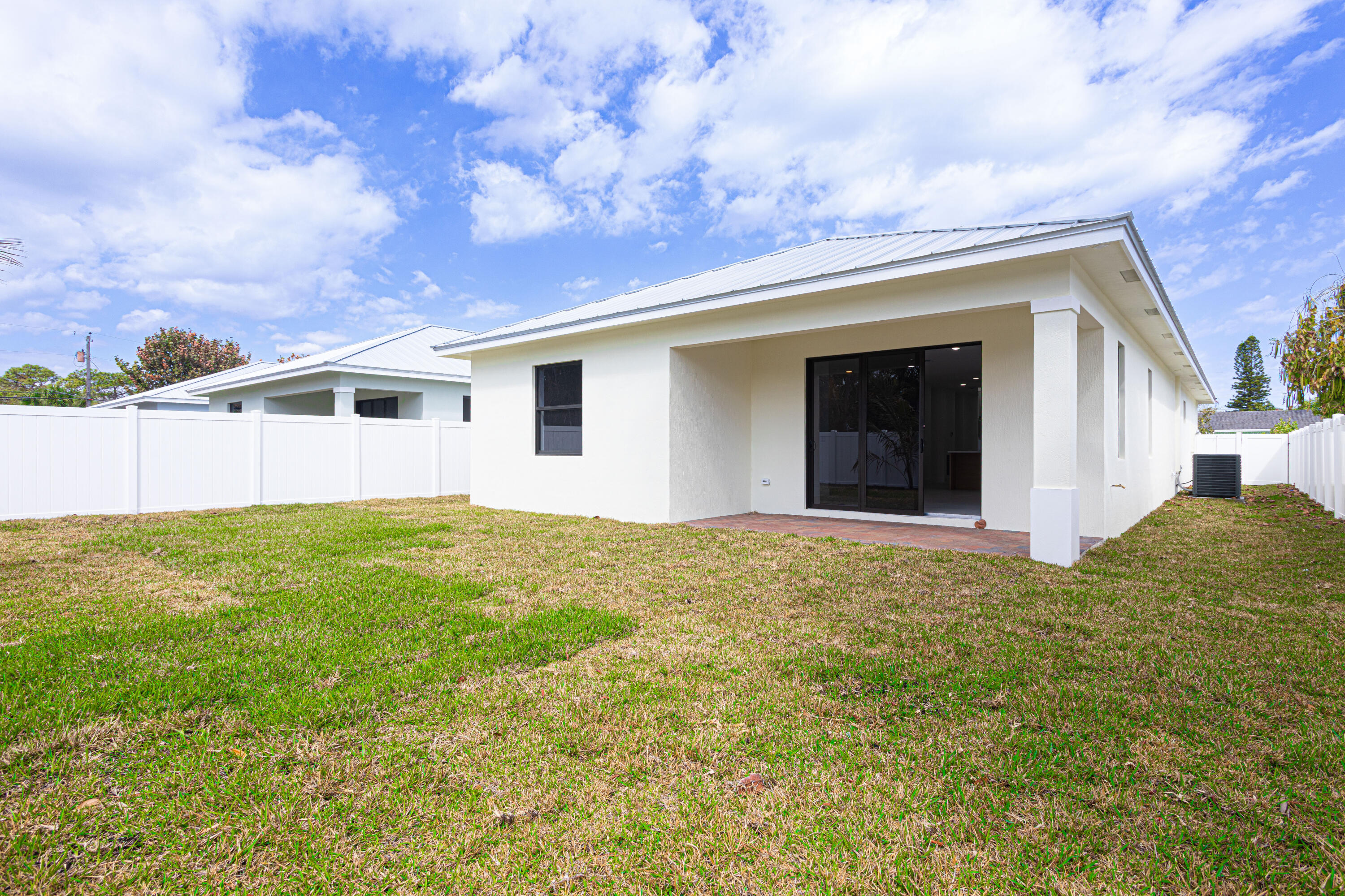 308 4th Street Jupiter, FL 33458 - Photo 7 of 51 a backyard of a house