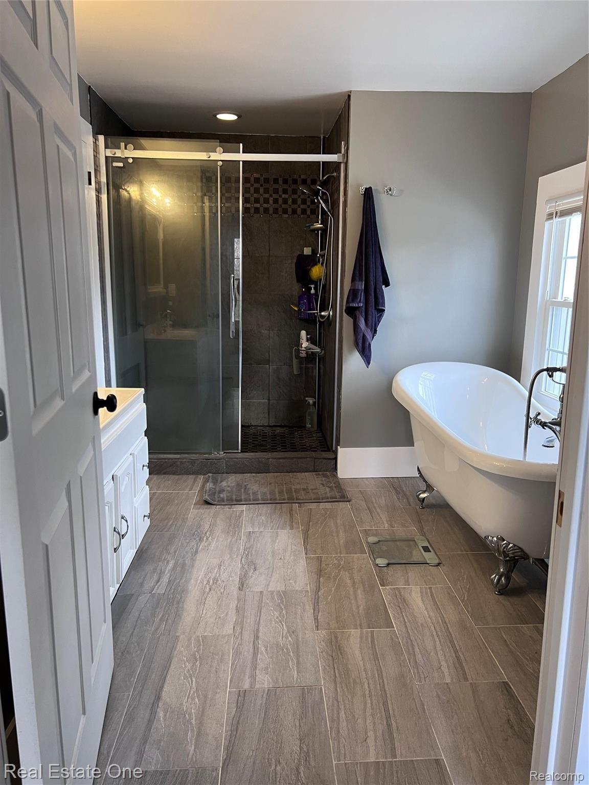 6304 East Coldwater Road Flint, MI 48506 - Photo 15 of 59 EE029C6A-2553-47AE-9C33-AECDFBCBBE0A.jpeg