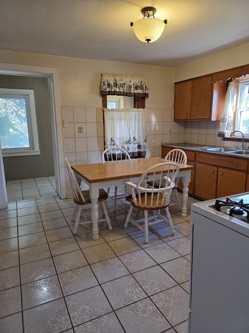 725 Chase Avenue Joliet, IL 60432 - Photo 8 of 15 a outdoor dining space with furniture and chandelier