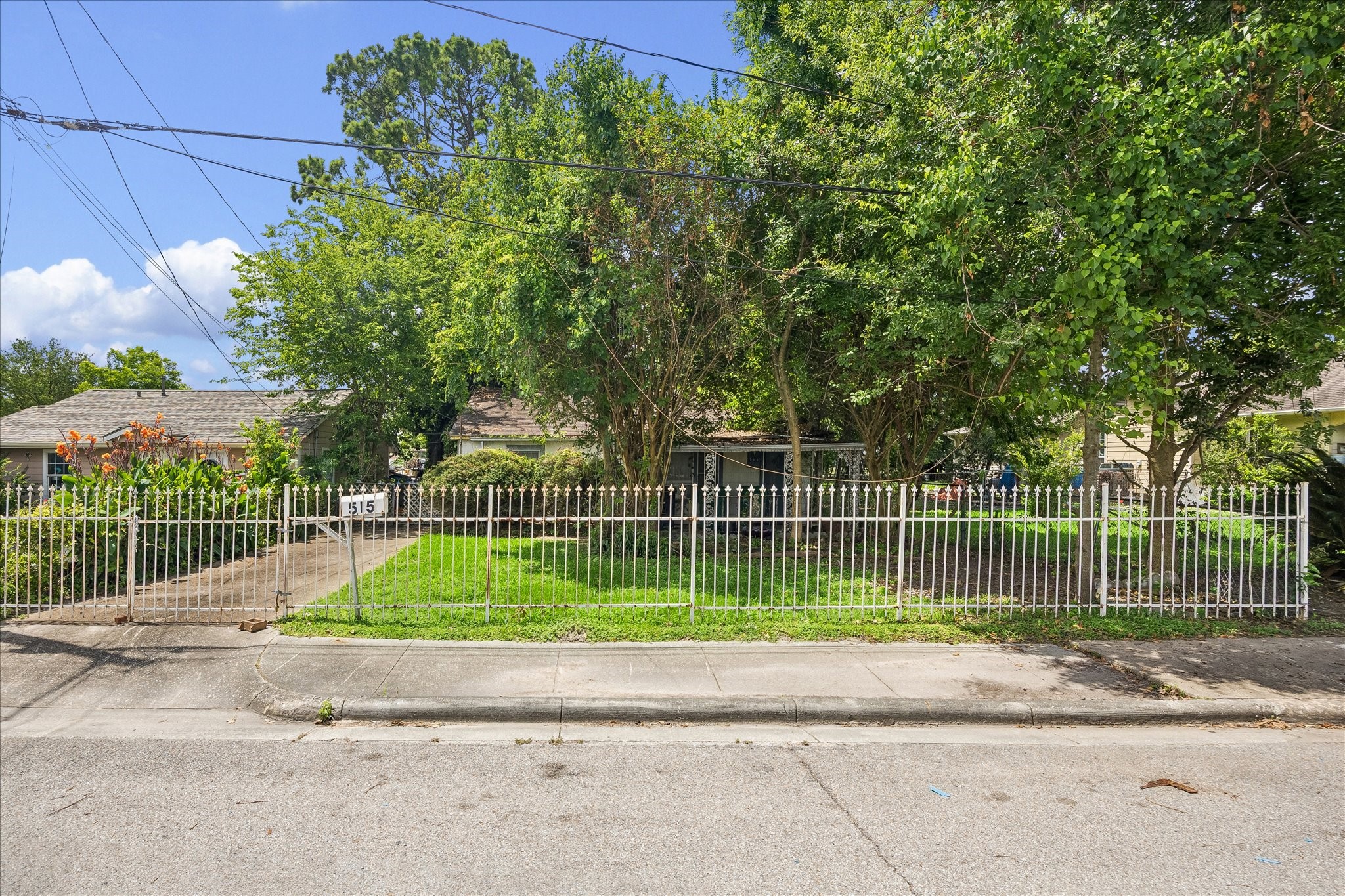 515 Service Street Houston, TX 77009 - Photo 3 of 7 Beautiful neighborhood with sidewalks and gutters.