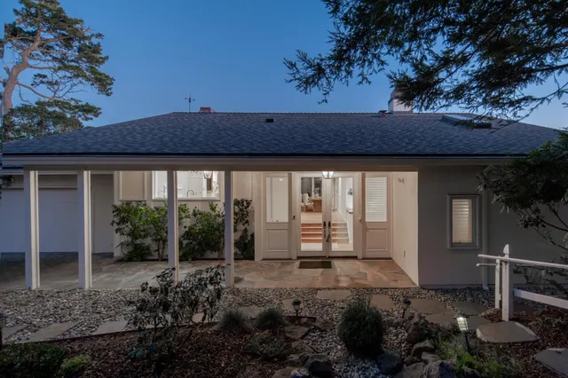 a view of a house with backyard and porch