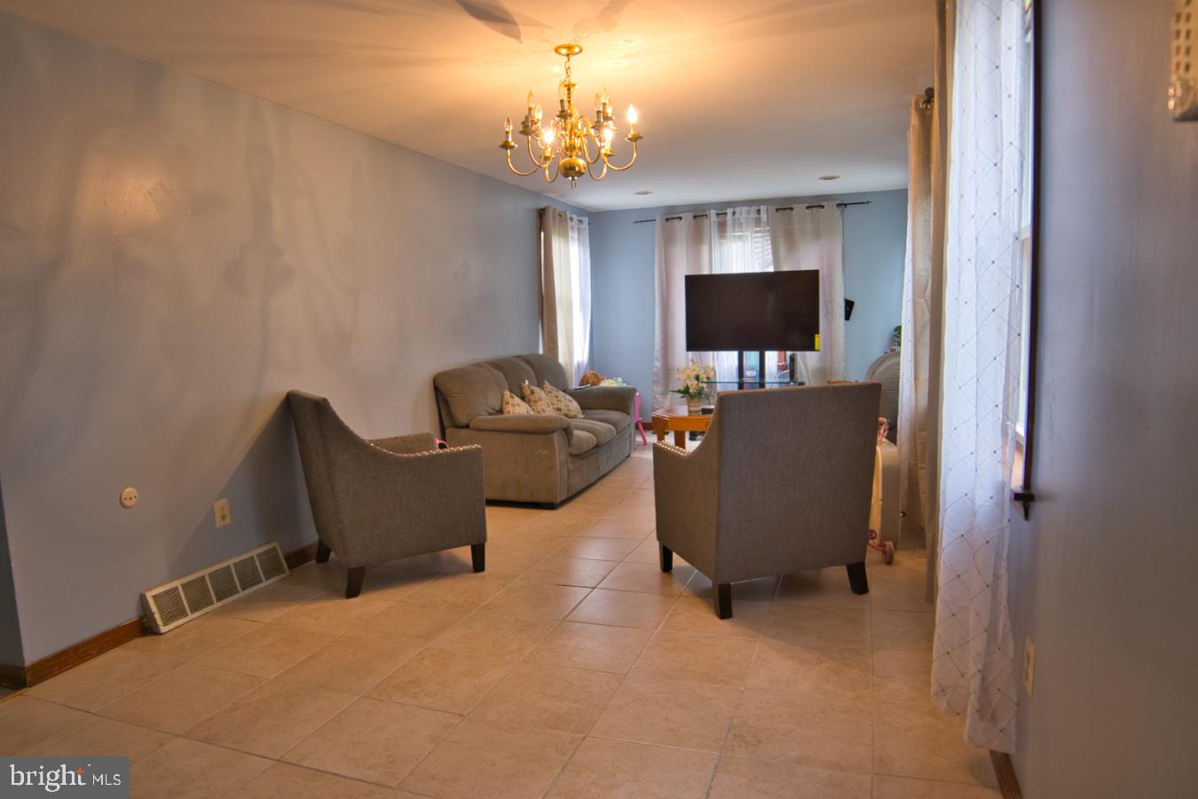 2995 North Congress Road Camden, NJ 08104 - Photo 3 of 21 Living room