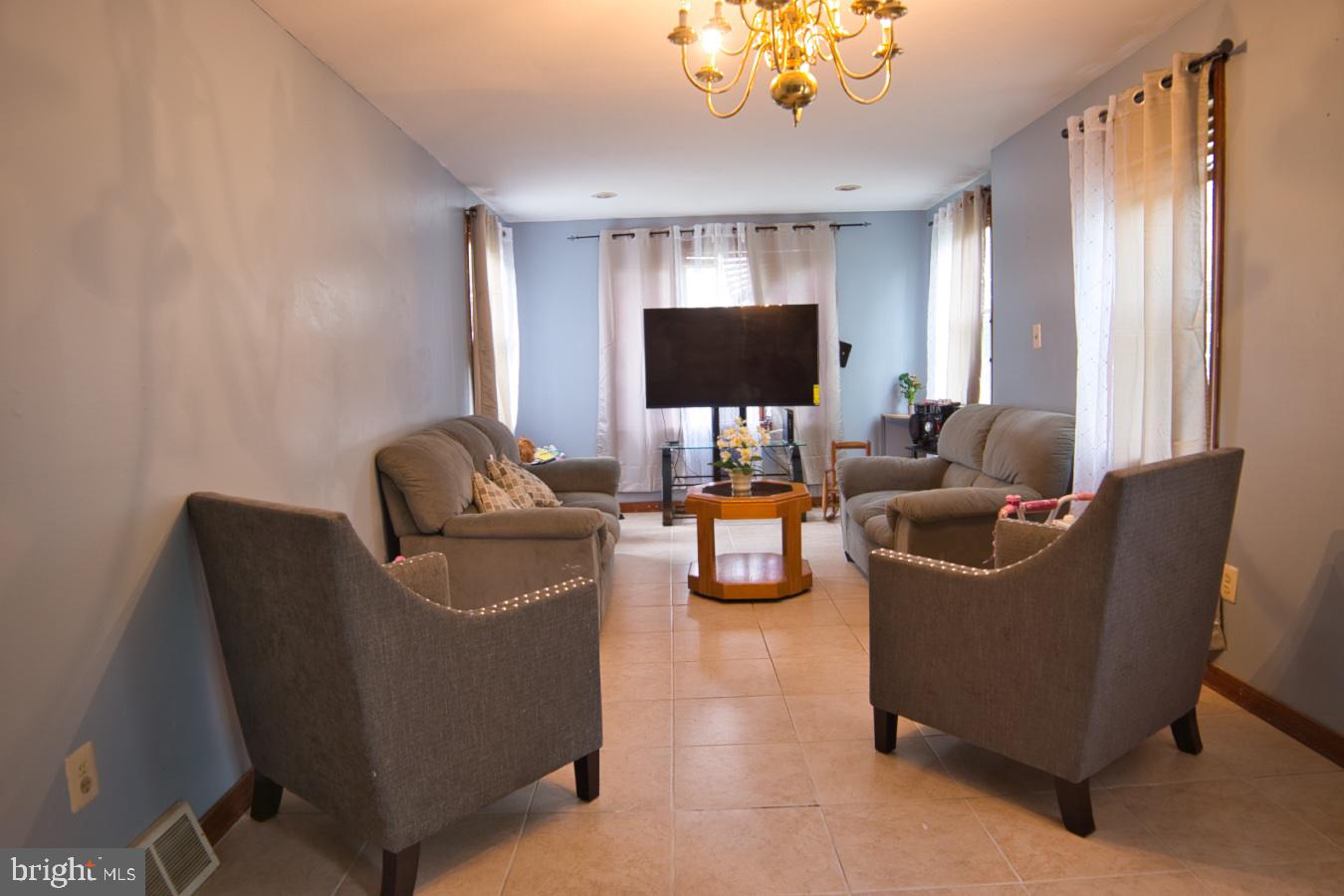 2995 North Congress Road Camden, NJ 08104 - Photo 4 of 21 Living room