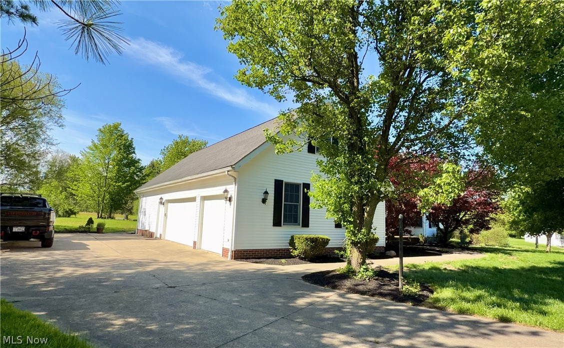 11379 Woodiebrook Road Chardon, OH 44024 - Photo 4 of 46