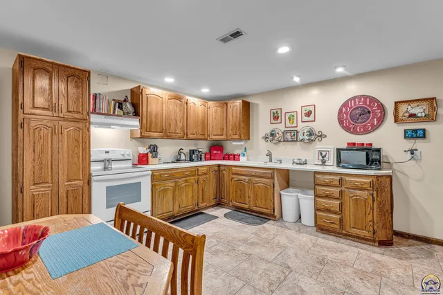 $385,000 | 2731 Southeast Peck Road, Topeka, KS 66605