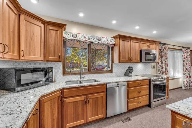 $385,000 | 2731 Southeast Peck Road, Topeka, KS 66605